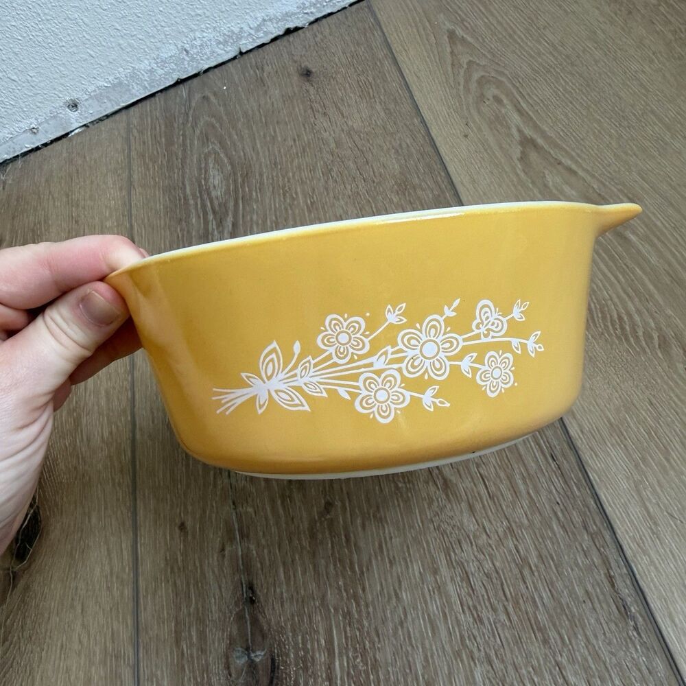 Pyrex Vintage 472-B Butterfly Gold 750 Milliliter Casserole Bowl